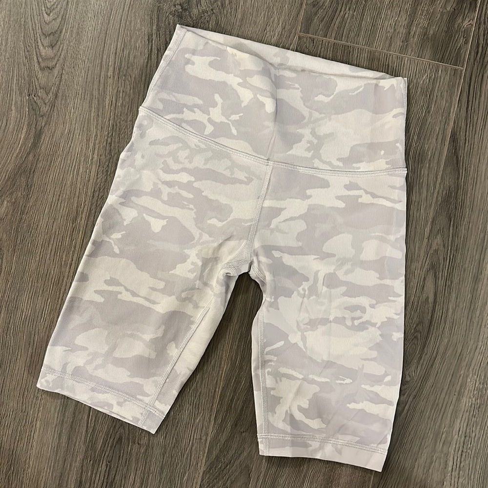 lululemon Ribbed Wunder Under Shorts - Size 6